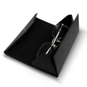 Funda triangular plegable para gafas con cierre magnético y diseño compacto.