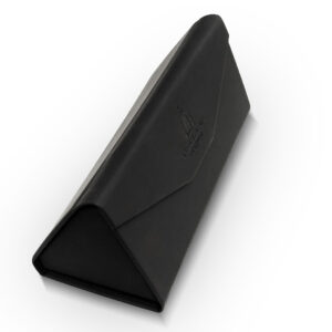Funda triangular plegable para gafas con cierre magnético y diseño compacto.